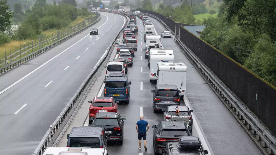 Auf der Autobahn A2 in Richtung Süden staut sich der Gotthard-Ferienreiseverkehr. - Bild: Urs Flueeler/KEYSTONE/dpa