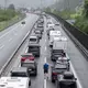 Auf der Autobahn A2 in Richtung Süden staut sich der Gotthard-Ferienreiseverkehr. - Bild: Urs Flueeler/KEYSTONE/dpa