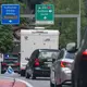 Die Polizei leitet ausweichende Autos in Amsteg wieder auf die Autobahn. - Bild: Urs Flueeler/KEYSTONE/dpa