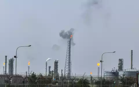 Kuwaits Staatsagentur Kuna hat iranische Angriffe auf einen «bedeutenden» Standort des Ölsektors gemeldet - ohne dabei genauere Details zu nennen. (Symbolbild)  - Foto: Uncredited/AP/dpa