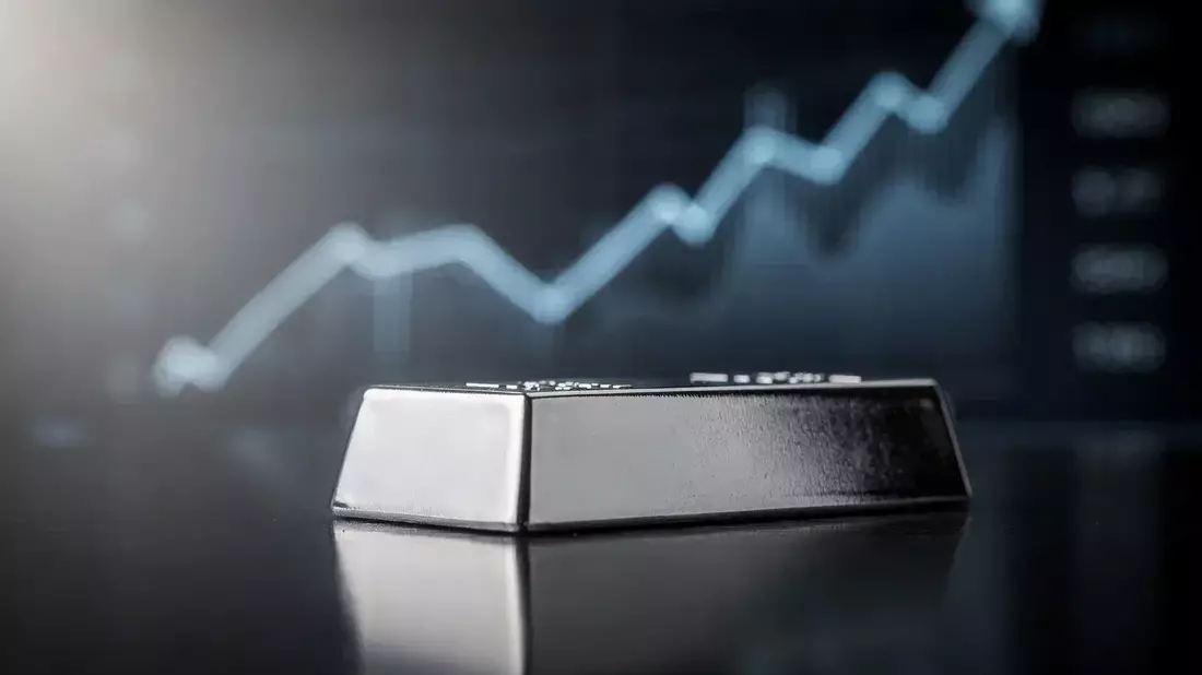 Plata cae a 56 dólares pese a déficit récord: Fed y dólar frenan al metal