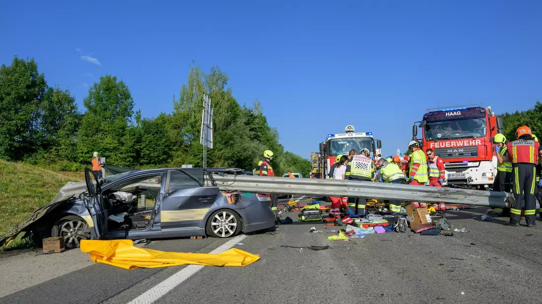 Zwei Männer starben in diesem Wrack, eine Frau wurde schwer verletzt. - Bild: Werner Kerschbaummay/Fotokerschi/APA/dpa