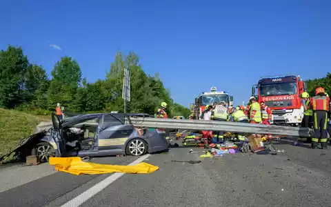 Zwei Männer starben in diesem Wrack, eine Frau wurde schwer verletzt. - Foto: Werner Kerschbaummay/Fotokerschi/APA/dpa