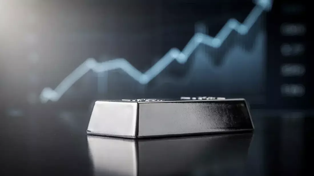 Plata cae 53% desde su máximo y se acerca a soporte clave de 50 dólares