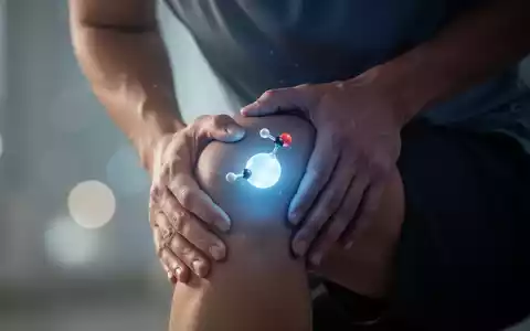 Eine Person hält sich schmerzgeplagt das Knie, während eine ruhige, blaue Lichtquelle auf Melatonin als Schmerzmittel hinweist. - Foto: über boerse-global.de