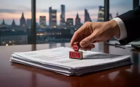 Eine Hand stempelt ein Dokument mit einem Steuersymbol vor dem Hintergrund einer modernen Stadt bei Sonnenuntergang. - Foto: über boerse-global.de