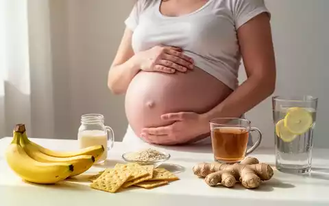 Eine schwangere Frau hält ihren Bauch, umgeben von Lebensmitteln wie Bananen, Reiskeksen, Ingwertee und Zitronenwasser. - Foto: über boerse-global.de