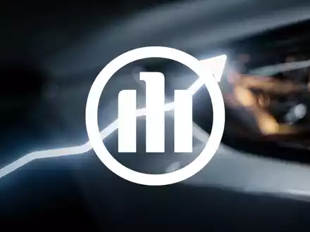 Abstrakte Darstellung des Kfz-Versicherungssektors mit einem stilisierten Scheinwerfer und einer aufsteigenden Lichtlinie, die steigende Kosten symbolisiert. - Foto: über boerse-global.de