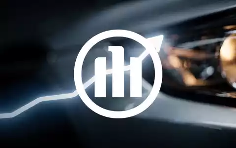 Abstrakte Darstellung des Kfz-Versicherungssektors mit einem stilisierten Scheinwerfer und einer aufsteigenden Lichtlinie, die steigende Kosten symbolisiert. - Foto: über boerse-global.de