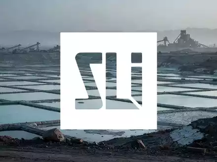 Abstrakte, atmosphärische Aufnahme einer Lithiumabbaulandschaft bei Sonnenaufgang, die einen Marktabschwung darstellt. - Foto: über boerse-global.de