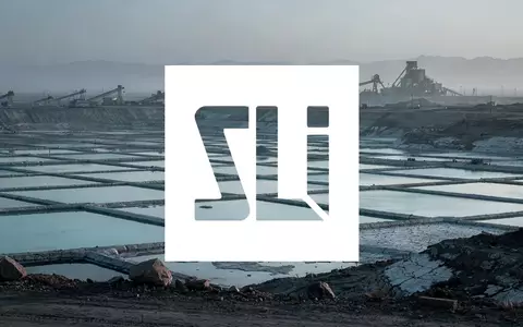 Abstrakte, atmosphärische Aufnahme einer Lithiumabbaulandschaft bei Sonnenaufgang, die einen Marktabschwung darstellt. - Foto: über boerse-global.de