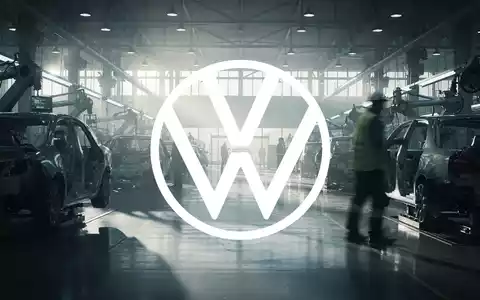 Abstrakte Darstellung einer modernen Automobilfabrik mit verschwommenen Silhouetten, die Unsicherheit und Stellenabbau thematisiert. - Foto: über boerse-global.de