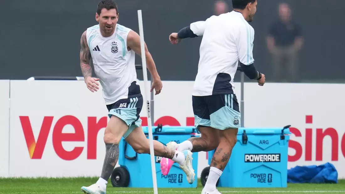 Lionel Messi konnte das Abschlusstraining mit seinen Kollegen absolvieren - Spanien sagte die letzte Einheit wegen des Gewitters ab. - Bild: Abbie Parr/AP/dpa