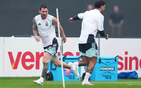 Lionel Messi konnte das Abschlusstraining mit seinen Kollegen absolvieren - Spanien sagte die letzte Einheit wegen des Gewitters ab. - Foto: Abbie Parr/AP/dpa