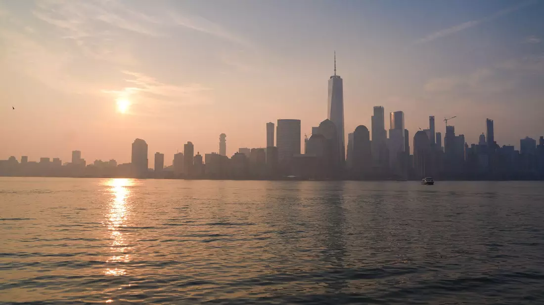 Rauch trübt die Luft in der Millionenmetropole New York.  - Bild: Ryan Murphy/FR172324 AP/AP/dpa