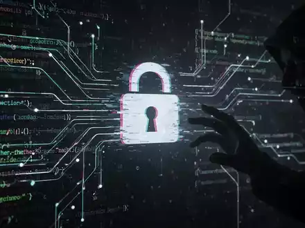 Abstrakte digitale Sicherheitsszene mit leuchtenden Codezeilen, einem glitchartigen Vorhängeschloss und einer dezenten Hackerhand, die Cyberbedrohungen symbolisiert. - Foto: über boerse-global.de