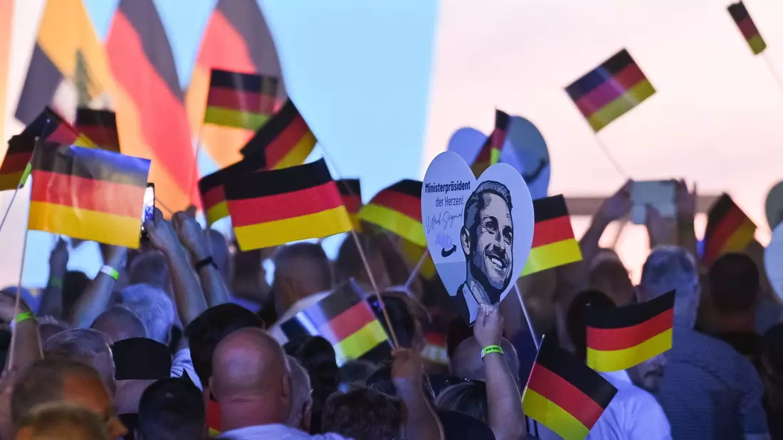 Mit einer Kundgebung in einer Messehalle in Magdeburg hat die AfD offiziell ihren Wahlkampf vor der Landtagswahl am 6. September gestartet. - Bild: Klaus-Dietmar Gabbert/dpa