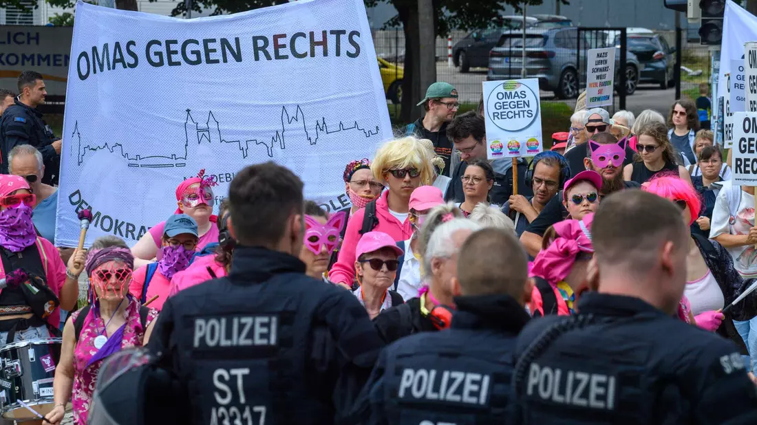 Die Gegendemonstration fand in einiger Entfernung der AfD-Veranstaltung statt, hinter einer Polizeiabsperrung. - Bild: Klaus-Dietmar Gabbert/dpa