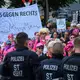 Die Gegendemonstration fand in einiger Entfernung der AfD-Veranstaltung statt, hinter einer Polizeiabsperrung. - Bild: Klaus-Dietmar Gabbert/dpa