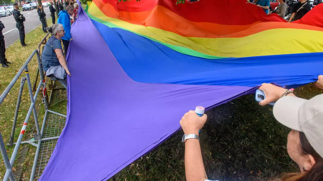 Gegendemonstranten zeigten in Magdeburg eine große Regenbogenfahne. Die AfD meint laut ihrem 100-Tage-Programm, die Fahne stehe «für die Entwertung der Familie und der tradierten gesellschaftlichen Normalität». - Bild: Klaus-Dietmar Gabbert/dpa