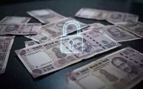Verstreute indische Rupien-Scheine auf dunkler Fläche mit dezentem Vorhängeschloss-Symbol für digitale Verhaftungsbetrug und Finanzbetrug. - Foto: über boerse-global.de