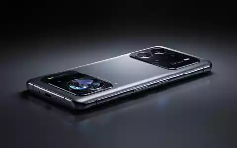 Nahaufnahme eines eleganten, dunklen Smartphones mit modernem Kameramodul, das dezentes Licht reflektiert. - Foto: über boerse-global.de