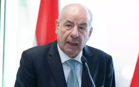 Ungarns Staatspräsident Tamas Sulyok macht den Weg frei für Verfassungsänderungen, die seine Absetzung beinhalten - Foto: Sebastian Kahnert/dpa