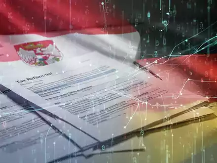 Abstrakte Darstellung von Finanzdokumenten und digitalen Datenströmen, ĂŒberlagert von den Flaggen Ăsterreichs und Deutschlands, symbolisiert Steuerreformen. - Foto: ĂŒber boerse-global.de