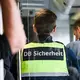 Ein Bahn-Mitarbeiter stürzte aus dem Zug und erlitt lebensgefährliche Verletzungen. (Symbolbild) - Bild: Jens Kalaene/dpa