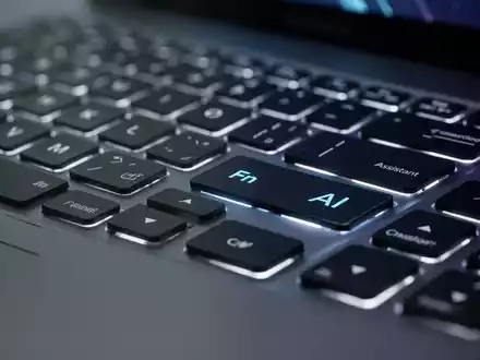Nahaufnahme einer hinterleuchteten Laptop-Tastatur mit Fokus auf die Tasten 'Fn' und 'AI', die neue Linux-Kernel-Hardwareunterstützung darstellt. - Foto: über boerse-global.de