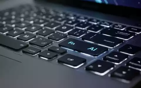 Nahaufnahme einer hinterleuchteten Laptop-Tastatur mit Fokus auf die Tasten 'Fn' und 'AI', die neue Linux-Kernel-Hardwareunterstützung darstellt. - Foto: über boerse-global.de