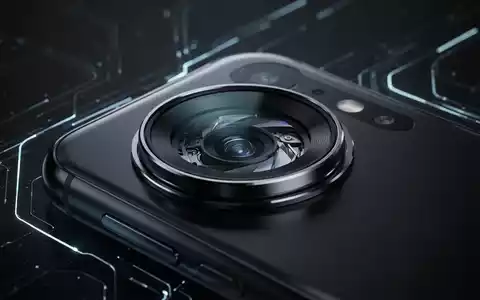 Nahaufnahme einer futuristischen Smartphone-Kamera-Linse mit komplexen inneren Mechanismen und variabler Blende vor dunklem High-Tech-Hintergrund. - Foto: über boerse-global.de