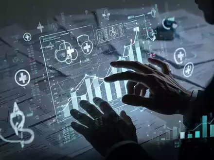 Eine schattenhafte Figur manipuliert Daten auf einem Bildschirm, umgeben von Finanzdokumenten und medizinischen Symbolen, die Betrug darstellen. - Foto: über boerse-global.de