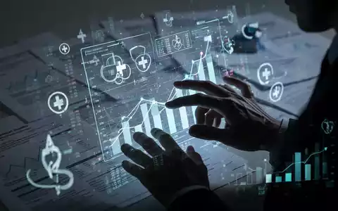 Eine schattenhafte Figur manipuliert Daten auf einem Bildschirm, umgeben von Finanzdokumenten und medizinischen Symbolen, die Betrug darstellen. - Foto: über boerse-global.de