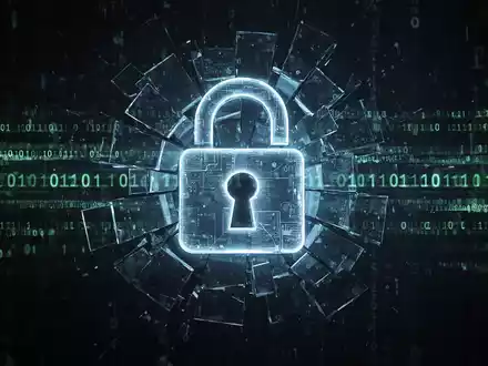 Leuchtendes Vorhängeschloss-Symbol über fragmentiertem digitalem Dateiarchiv, mit Binärcode im Hintergrund, symbolisiert Datensicherheit und Schwachstellen. - Foto: über boerse-global.de