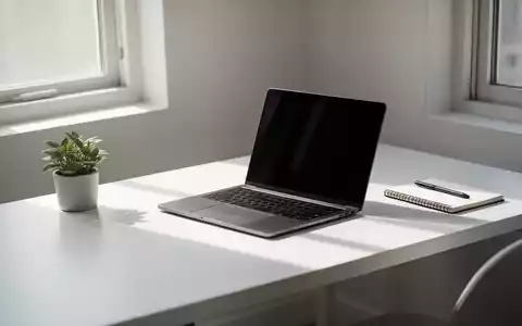 Ein minimalistischer Schreibtisch mit Laptop, Pflanze und Notizbuch in sanftem Licht, der Ruhe und Fokus ausstrahlt. - Foto: über boerse-global.de