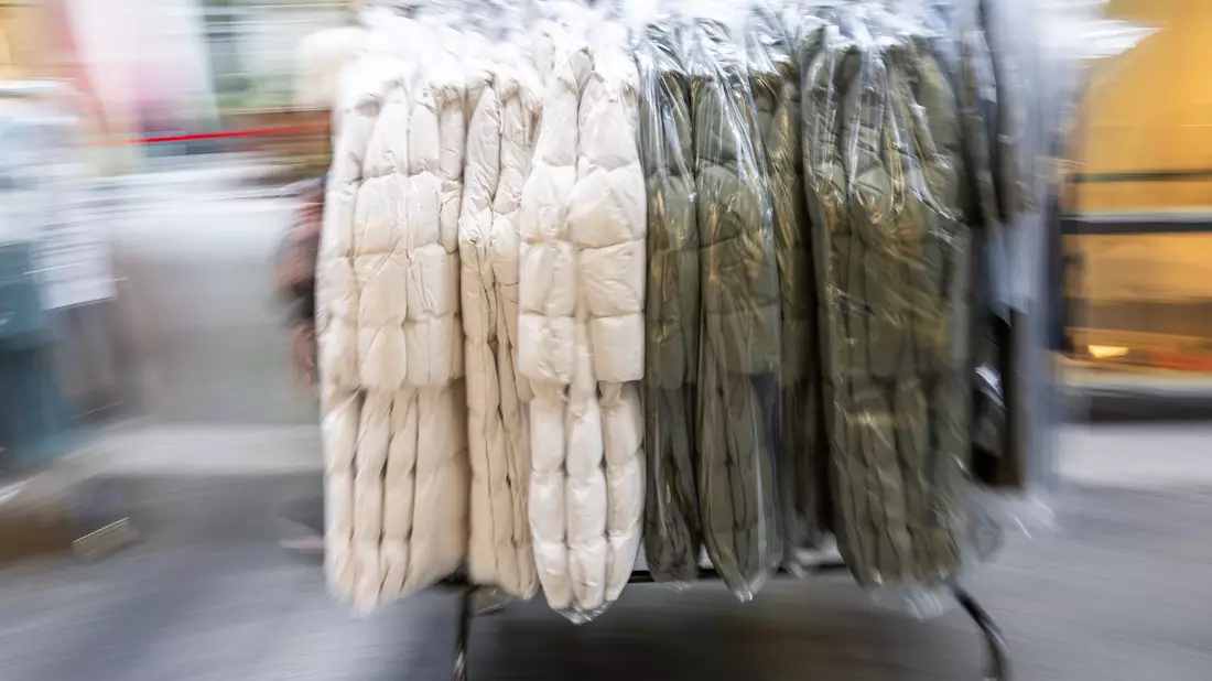 Ab dem 19.7. gilt eine neue EU-Vorschrift: Große Firmen in der EU dürfen ungetragene Kleidung nicht mehr entsorgen. (Symbolbild) - Bild: Peter Kneffel/dpa