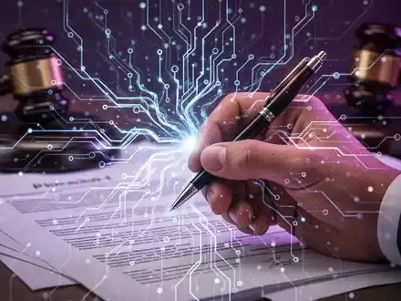 Menschliche Hand hält Stift, verflochten mit leuchtender KI-Schaltung und Rechtsdokumenten, symbolisiert KI-Urheberrecht und menschliche Beteiligung. - Foto: über boerse-global.de