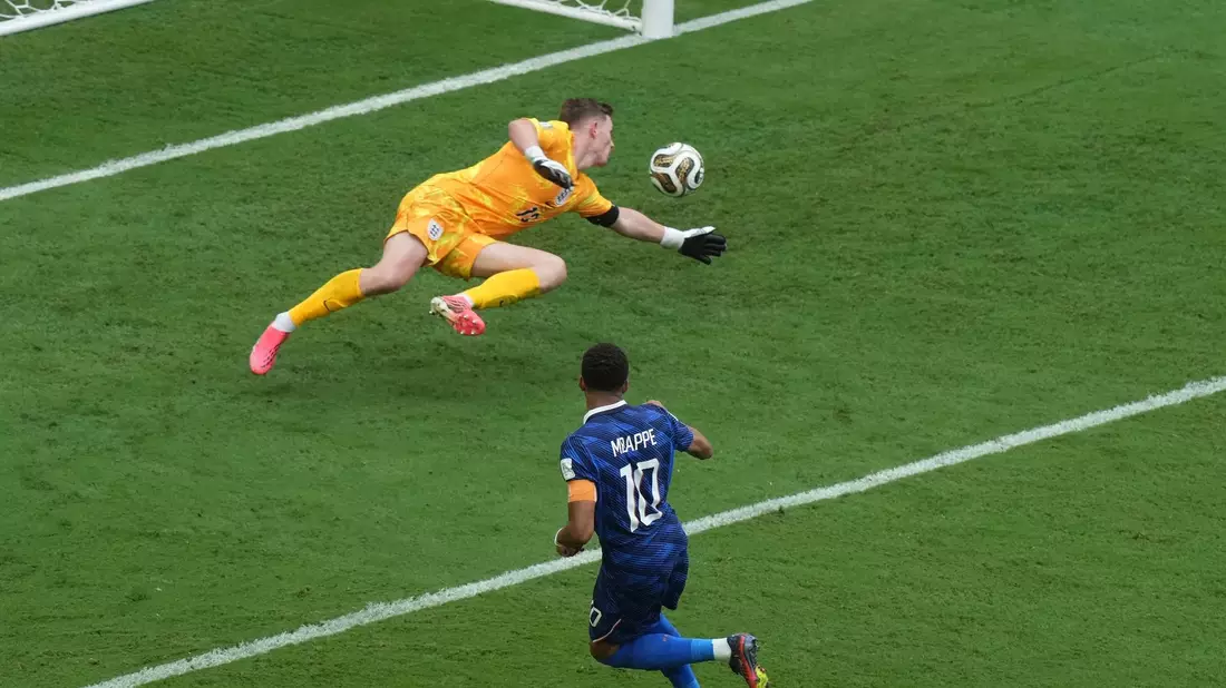 Mbappé (vorne) ist mit 22 WM-Toren nun an der Spitze der Bestenliste. - Bild: Marta Lavandier/AP/dpa