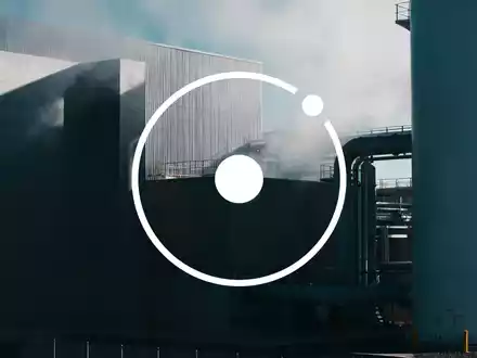 Eine industrielle Wasserstoffproduktionsanlage mit Dampf und atmosphärischem Licht, die Innovation und Energie darstellt. - Foto: über boerse-global.de