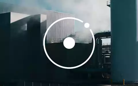 Eine industrielle Wasserstoffproduktionsanlage mit Dampf und atmosphärischem Licht, die Innovation und Energie darstellt. - Foto: über boerse-global.de