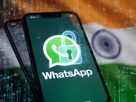 Ein Smartphone mit WhatsApp-Logo und digitalem Schloss-Symbol, das Datenschutzbedenken und regulatorische Herausforderungen in Indien symbolisiert. - Foto: über boerse-global.de