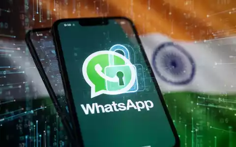 Ein Smartphone mit WhatsApp-Logo und digitalem Schloss-Symbol, das Datenschutzbedenken und regulatorische Herausforderungen in Indien symbolisiert. - Foto: über boerse-global.de