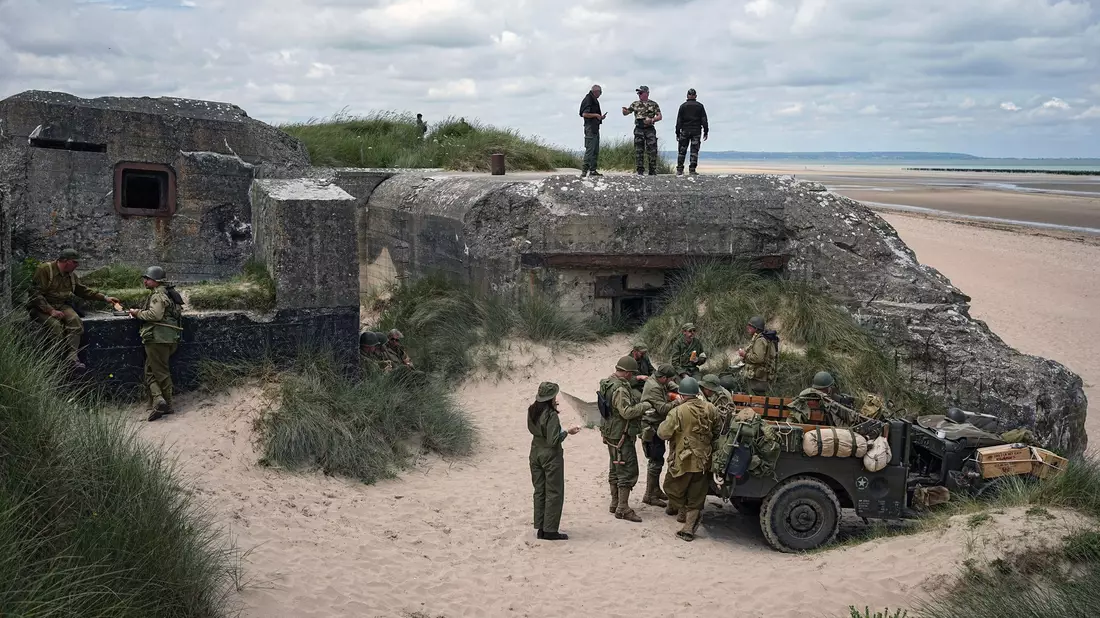 Zum 80. Jahrestag des D-Day wurden 2024 Kriegsszenen am Utah Beach in der Normandie nachgespielt. (Archivbild) - Bild: Laurent Cipriani/AP/dpa