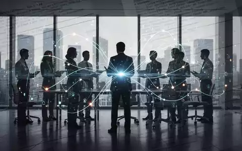 Eine stilisierte Darstellung von Datenschutz und KI in einem modernen Büro mit Silhouetten und digitalen Datenflüssen. - Foto: über boerse-global.de