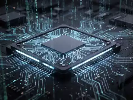Nahaufnahme eines leuchtenden, futuristischen Mikrochips mit komplexen Schaltkreisen, Symbol für fortschrittliche Technologie und Rechenleistung. - Foto: über boerse-global.de