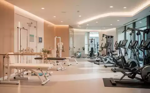 Ein modernes, helles Interieur eines kombinierten Physiotherapie- und Fitnesszentrums mit Rehabilitationsgeräten und Fitnessmaschinen. - Foto: über boerse-global.de