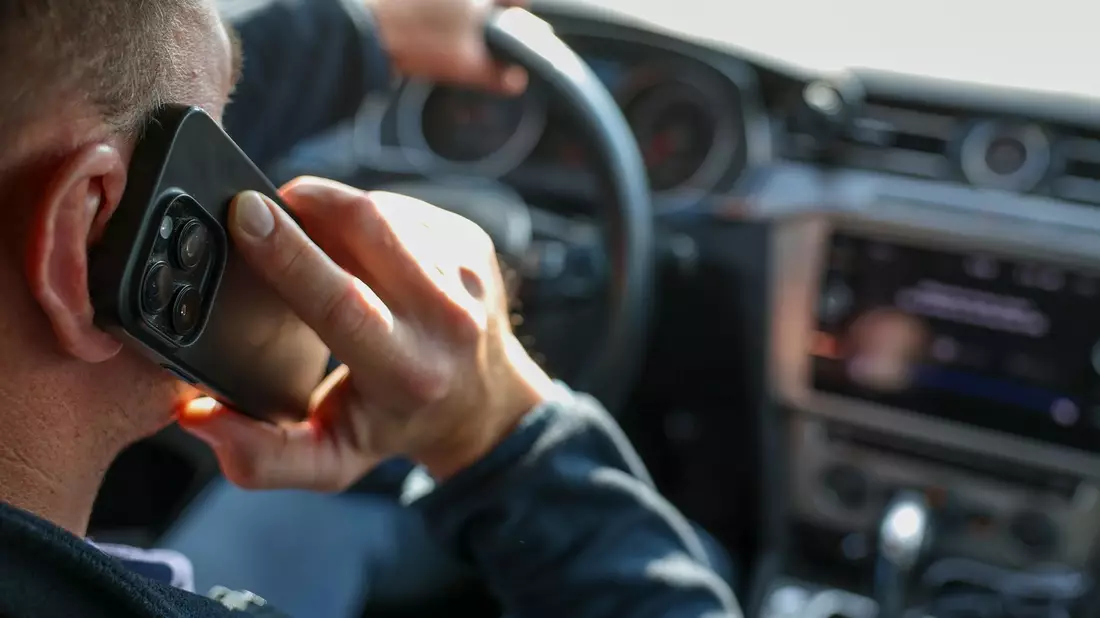 Innenraum-Überwachungssysteme in Autos sollen unter anderem verhindern, dass der Fahrer während der Fahrt ohne Freisprechanlage telefoniert. (Symbolbild) - Bild: Jan Woitas/dpa