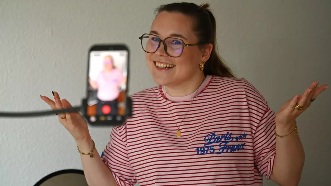 Angefangen hat Sarah Fabians UGC-Karriere mit Videoideen auf ihren eigenen Instagram- und TikTok-Kanälen. - Bild: Lea Winkler/dpa