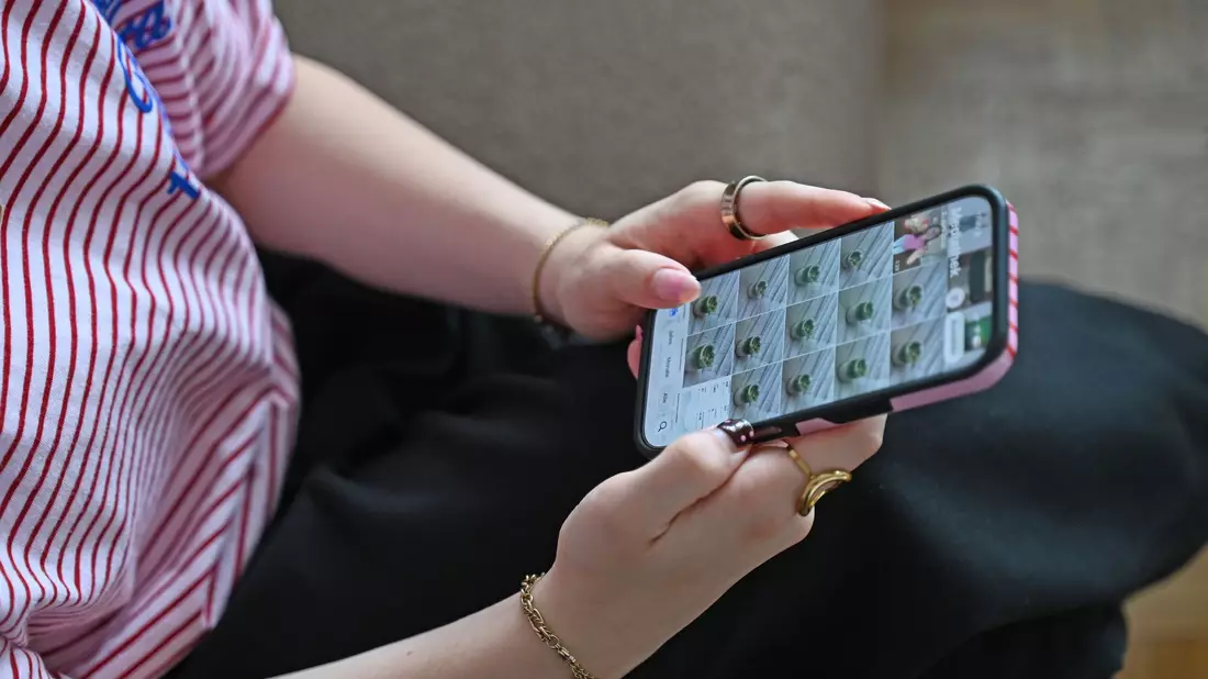 Statt großer Werbekampagnen oder prominenter Influencer empfehlen bei UGC möglichst authentisch wirkende Personen Produkte auf Instagram und TikTok. - Bild: Lea Winkler/dpa